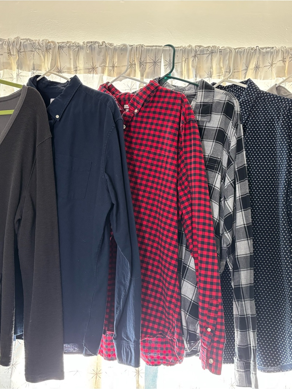 GAP Men’s XL shirt bundle. 1 soft cardigan, 4 long sleeve and 1 short  sleeve.